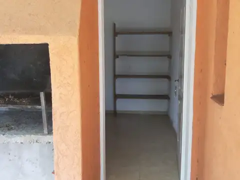 VENTA EN JUANA KOSLAY 2 CASAS EN AMPLIO TERRENO