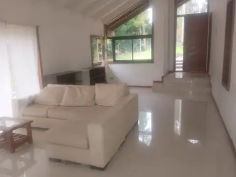 Casa 6 ambientes con 2 baños