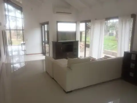 Casa en Alquiler con 1 cochera
