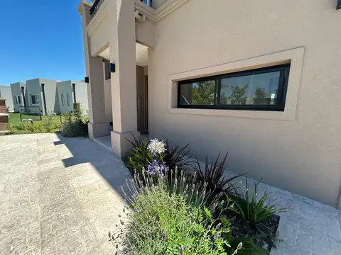 Venta Casa 4 ambientes   oficina - Barrio Privado Santo Tomas