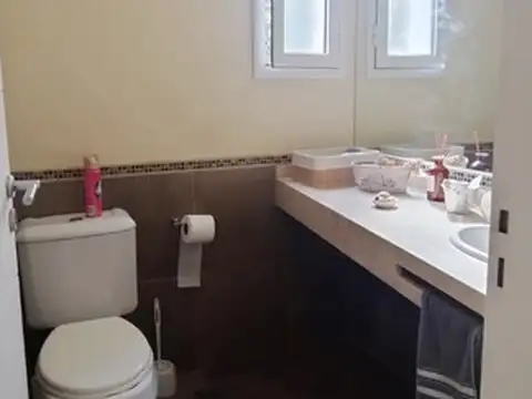 Casa 6 ambientes con 2 baños