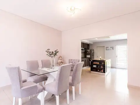 Casa 5 ambientes con 2 baños
