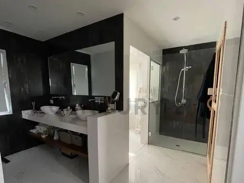 Casa 6 ambientes con 3 baños
