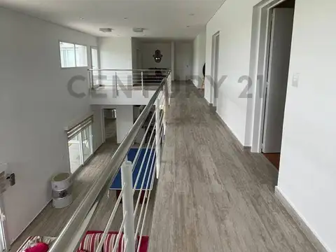 Casa en Alquiler con 3 cocheras