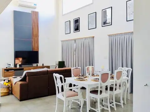 Casa 8 ambientes con 4 baños