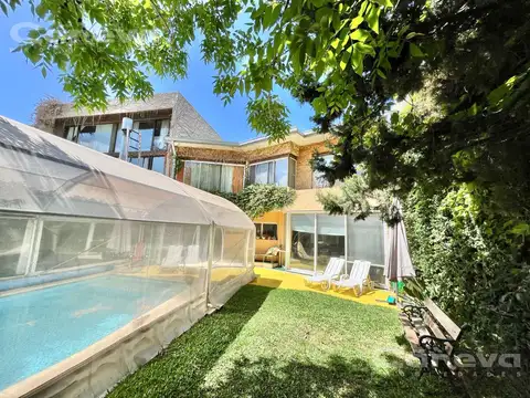 Casa en San Isidro- jardín con pileta