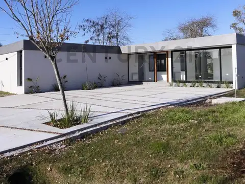 CASA EN VENTA EN BARRIO CERRADO LAS CAROLINAS