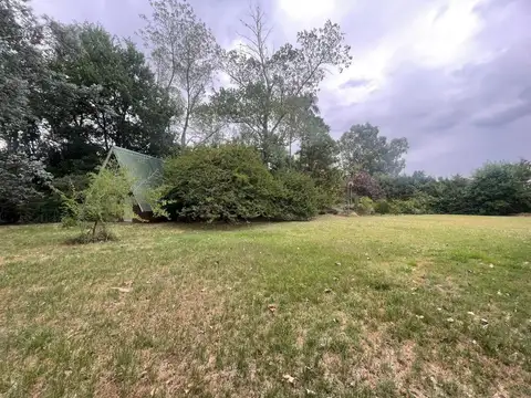 Casa de fin de semana sobre amplio parque