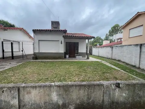 CHALET TRES AMBIENTES CON PARQUE Y COCHERA - ZONA RESIDENTES PERMANENTES