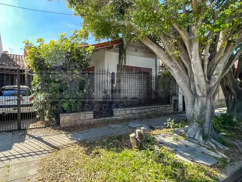 Francisco Beiro al 2300 entre Felix de Amador y Marconi