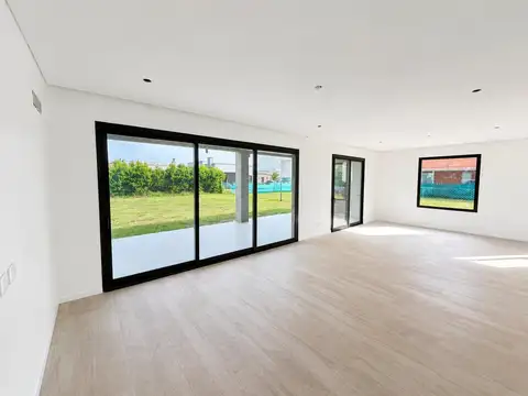Casa en Venta con 3 cocheras