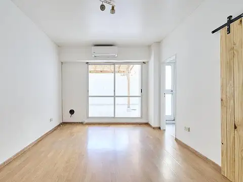 Monoambiente con amplio patio con ducha. Galería techada. Vestidor. Recoleta.