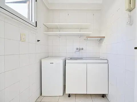 Monoambiente con amplio patio con ducha. Galería techada. Vestidor. Recoleta.