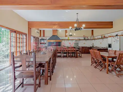 Casa 8 ambientes con 3 baños