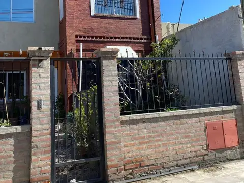 GRAN CASA, QUINCHO, GARAGE, +DEPTO, EN AV ROCA
