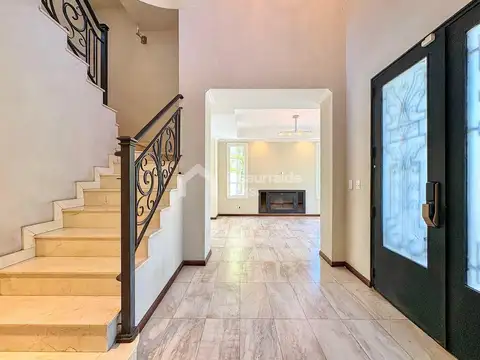 Casa en Venta con 3 cocheras