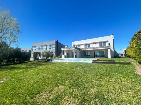 Casa en venta Orientación Noroeste salida a la laguna en Canton Islas