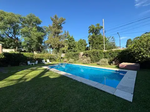 Casa en Alquiler con 2 cocheras