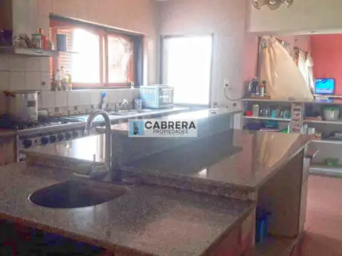 CASA 6 AMBIENTES EN VENTA EN EL CENTRO DE GENERAL RODRIGUEZ