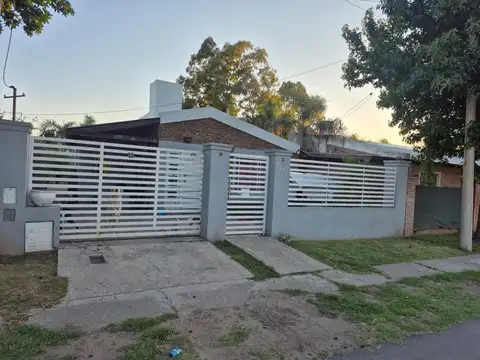 Casa dos dormitorios con jardín y cochera en Barrio Tango/Físherton