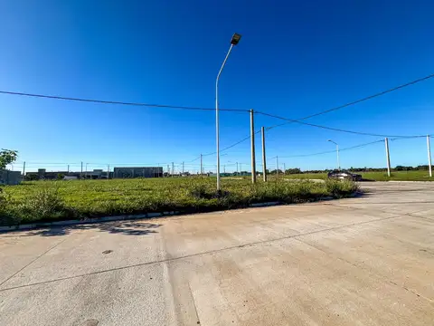 Lote Barrio El Bosque en esquina Constitucion esq. F. Rivarossa