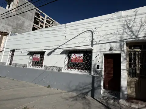 HERMOSA CASA EN ALQUILER ANICETO LATORRE al 500 