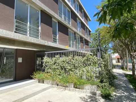 L Bataglia 100, Piso PB