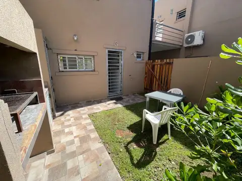 Duplex 3 amb. con patio, parrilla y espacio para auto Alquiler Costa Azul entre La Lucila y San Bernardo departamento tipo casa