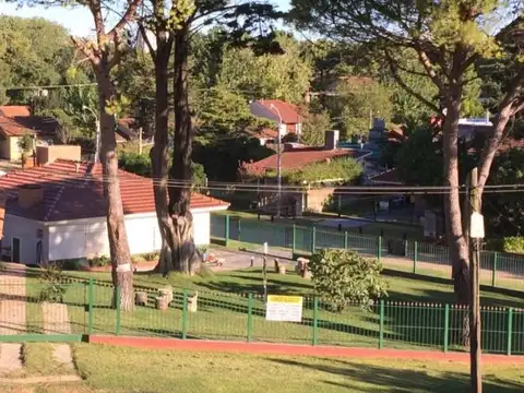 2 Casas con cochera p/ 2 autos y amplio parque Impecable 