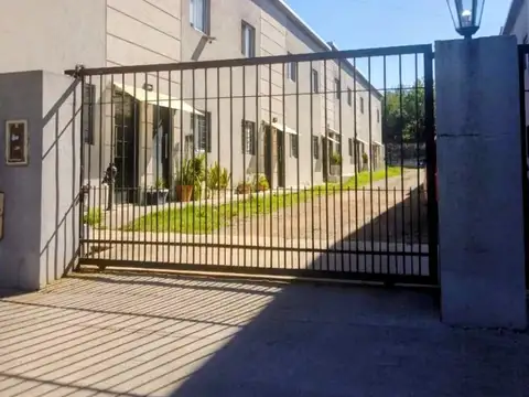 Venta depto. duplex 2 amb. patio villa de Mayo