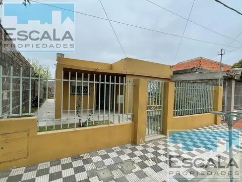 Casa de dos dormitorios con patio y jardín en venta Rosario