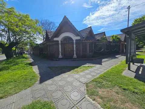 Casa en Alquiler con 2 cocheras