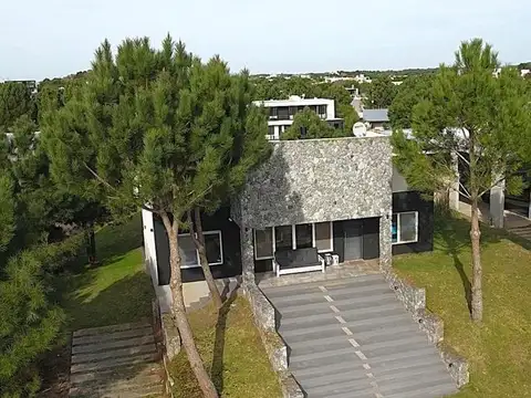 Casa en venta - 4 Dormitorios 4 Baños - Pinamar
