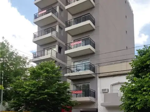 Excelente semi piso 3 ambientes con cochera fija