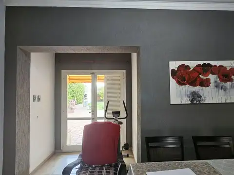Casa 6 ambientes con 2 baños