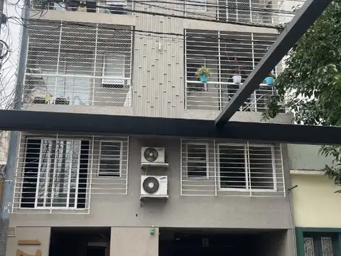 HERMOSO 3 amb. con patio de 4x10, 2 baños  y cochera fija