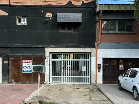 Dpto de 3 dormitorios con cochera, patio y terraza