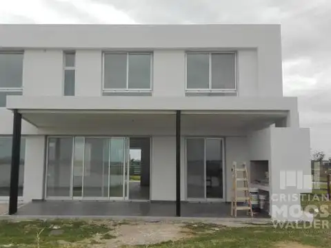 Casa 7 ambientes con 4 baños