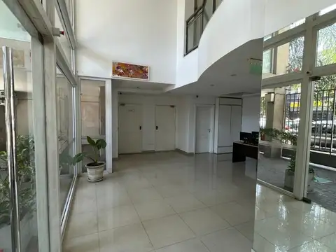 Excelente monoambiente al frente con balcón y cochera. Edificio con SUM, gimnasio, jacuzi y solarium