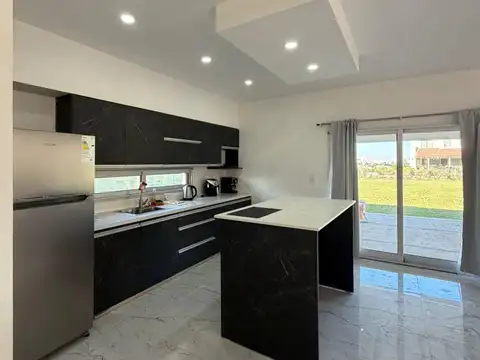 Casa en Alquiler con 2 cocheras
