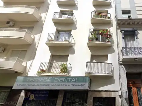 Amplio departamento en Recoleta zona facultades, a reciclar. Edificio racionalista, oportunidad.