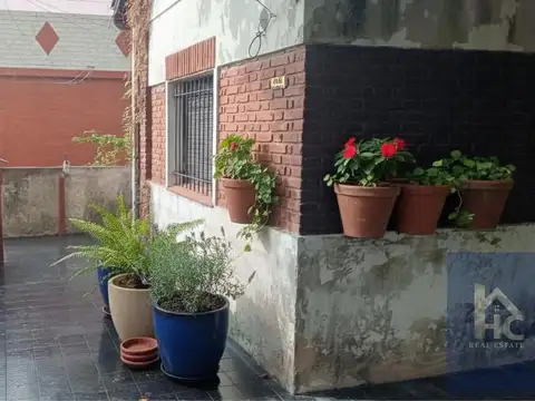 CASA VENTA 5 AMBIENTES LANUS A RECICLAR FONDO LIBRE