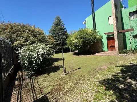 Casa en Venta con 2 cocheras
