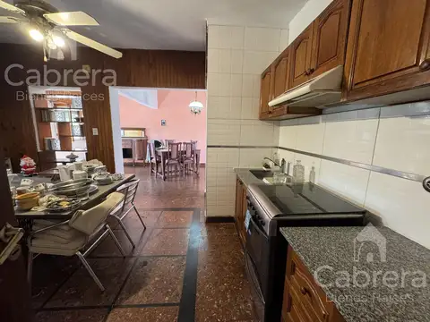 Venta de casa 1 dormitorio con patio y cochera, Gonnet, La Plata