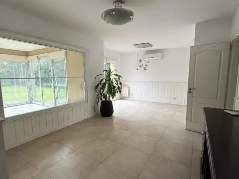 Casa 5 ambientes con 4 baños