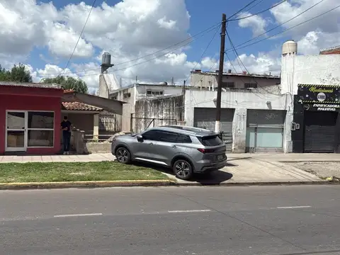 CASA CON LOCAL AL FRENTE A  RECICLAR, EN MANUEL ALBERTI.