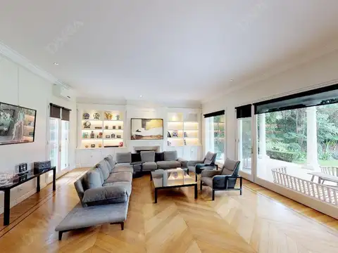 Casa en Venta con 2 cocheras