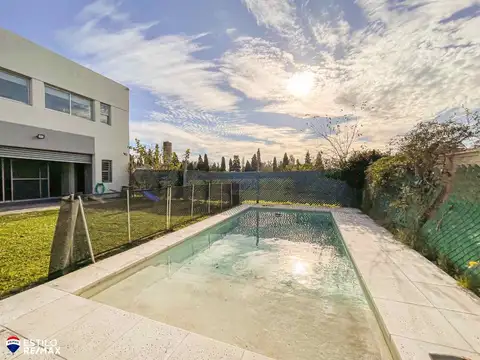 CASA EN VENTA EN 45 Y 167- 3 dorm. parque y pileta