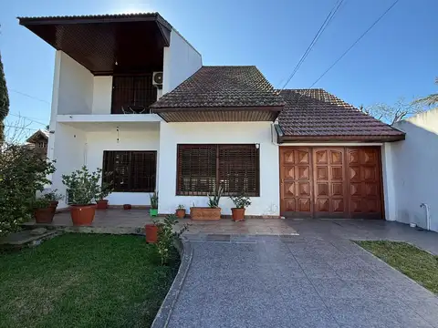 Casa 8 ambientes con 2 baños