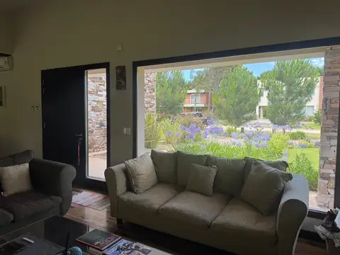 Casa en Alquiler Temporal con 1 cochera